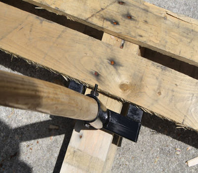 Tool for breaking wooden pallets